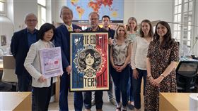 無國界記者組織感謝台灣捐款烏克蘭媒體自由中心駐法代表吳志中（前左2）13日受邀前往無國界記者組織總部舉行烏克蘭媒體自由中心捐款儀式，該組織訂製寫有「自由、平等、博愛」裱框畫作贈予駐法代表處。中央社記者曾婷瑄巴黎攝  111年5月14日