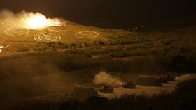 陸軍269旅屏東夜射  磨練協調能力陸軍機步269旅5日晚間在屏東三軍聯訓基地訓場實施夜間攻擊實彈測考，以驗證官兵夜間指揮、協調能力。（軍聞社提供）中央社記者游凱翔傳真 110年1月6日