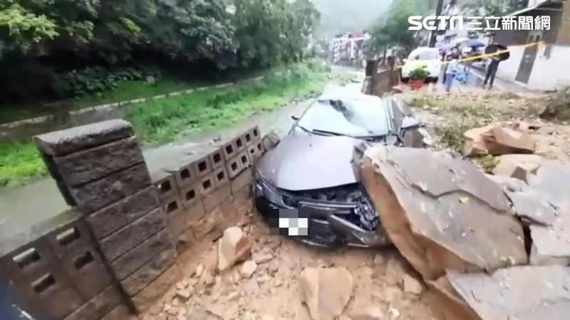 石碇土石崩落！土地公廟、2車遭砸毀