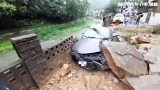 石碇土石崩落！土地公廟、2車遭砸毀