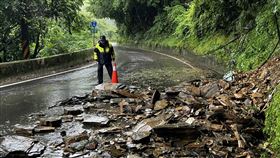 台7甲線多處土石坍塌公路總局第二區養護工程處表示，14日上午8時起轄內台8線31公里處谷關、77.6公里處新佳陽、91公里處木蘭橋前，與台7甲線49公里處勝光、59公里處環山等多處，陸續發生土石崩塌或樹木傾倒，呼籲用路人下雨期間盡量避免進入山區路段。（谷關工務段提供）中央社記者蘇木春傳真  111年5月14日