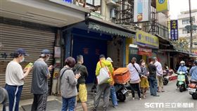 「快篩實名制」今正式上路，不過一早不少藥局外都有排隊潮、並傳出多家藥局都當機。（圖／記者馮珮汶攝影）