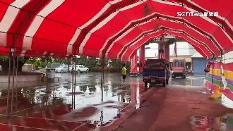 大雨來襲婚宴氣球拱門倒　賓客急離席