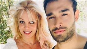 小甜甜布蘭妮宣布與小12歲男友山姆訂婚。（圖／翻攝自小甜甜布蘭妮IG）