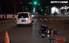 台中大型重機直行猛撞左轉貨車，騎士送醫不治。（圖／翻攝畫面）