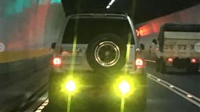 吉普車改裝超刺眼的燈讓原PO很生氣。（圖／翻攝自爆怨公社臉書）