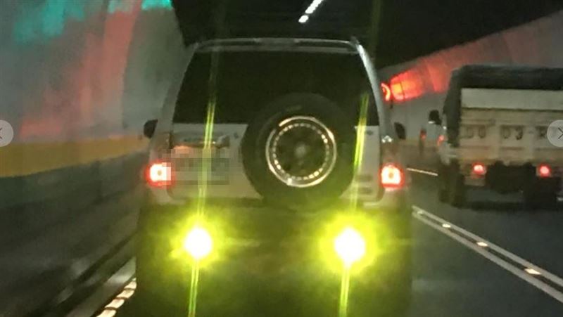 吉普車屁股頂綠光閃瞎　用路人全氣炸