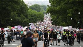 華府萬人上街反對推翻羅訴韋德案美國最高法院據報準備推翻羅訴韋德案，反對者14日湧入華府街頭高呼捍衛墮胎權，示威人數相當可觀。根據官方估計，遊行預計吸引1萬7000人參加。中央社記者徐薇婷華盛頓攝 111年5月15日