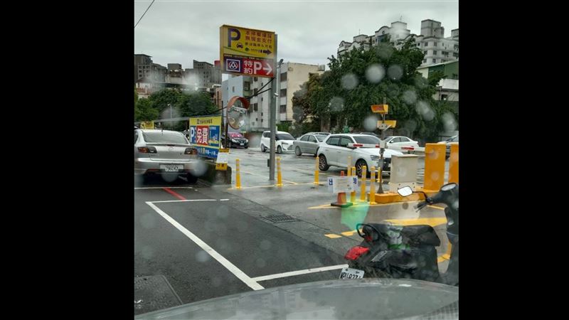 停車場出入口有停車格　網：停嗎？