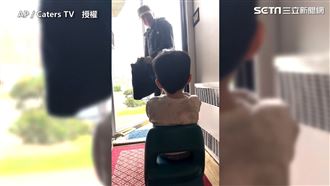 萌弟門口等祖父　甜喊PAPA超可愛