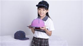 小四生設計防撞帽  獲東京發明展金牌台中市大里區內新國小的四年級學生葉倖綺發明「軟性帽體結構」，利用PU或EVA等軟性材料為帽體，縫製防撞帽，拿下2022日本東京創新天才國際發明展金牌。（中華創新發明學會提供）中央社記者許秩維傳真  111年5月15日