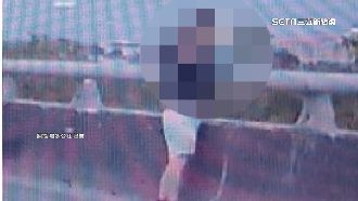 男抱童跨坐國道護欄嚇壞人　警將追查