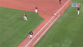 陳鏞基敲出離奇內野安打。（圖／擷取自CPBL TV)