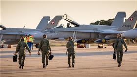 瑞士國防部安全政策主管普里告訴路透社，部裡目前正在撰寫國家安全選項報告，其中包括和北約國家舉行聯合軍事演習。圖為瑞士空軍。（圖／翻攝自facebook.com/armee.ch）
