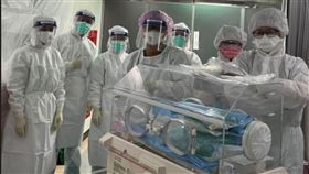 南投38週確診孕婦剖腹產下女嬰部立南投醫院15日為一名懷孕38週的確診孕婦接生，孕婦經剖腹產順利產下女嬰；南投醫院指出，考量孕婦懷孕38週，為減輕母親心肺負擔及COVID-19對嬰兒影響，決定剖腹生產。（南投醫院提供）中央社記者吳哲豪傳真  111年5月15日