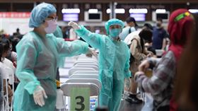 國內疫情延燒　民眾北車打疫苗（3）國內本土疫情延燒，中央持續呼籲民眾儘速完整接種疫苗以提升保護力，位於台北車站大廳的接種站內，14日下午工作人員引導排隊民眾依動線行動。中央社記者謝佳璋攝　111年5月14日