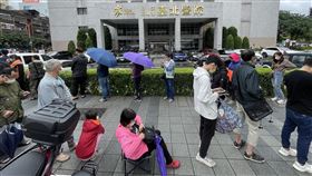 5/15本土增6萬8732例（1）國內15日新增6萬8732例COVID-19（2019冠狀病毒疾病）本土病例、確診個案新增中重症125人、19人死亡。民眾在衛生福利部台北醫院外排隊等待領取PCR篩檢號碼牌。中央社記者吳家昇攝  111年5月15日