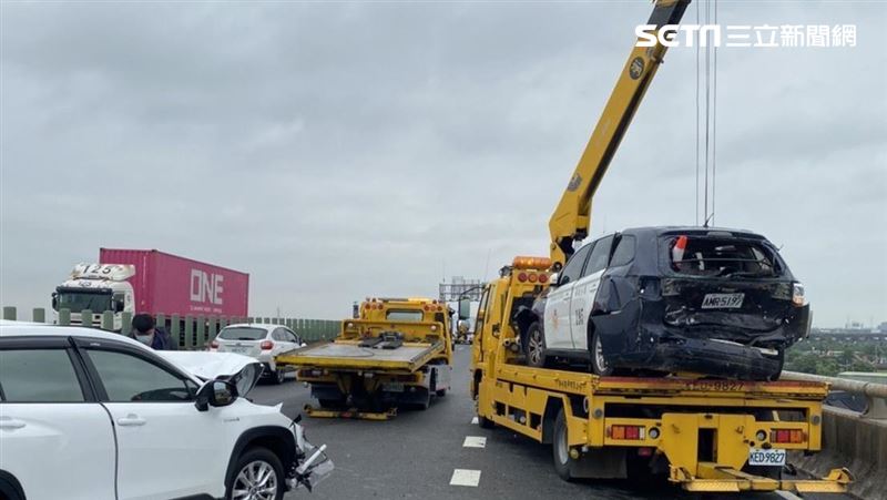 台88處理事故被猛撞　警車慘況曝光
