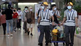 勞動部公布無薪假1.4萬人（1）勞動部16日公布最新減班休息統計，實施2226家、1萬4129人；實施業別仍以旅行社、運輸及倉儲業等受邊境管制的行業為主。中央社記者鄭傑文攝  111年2月16日