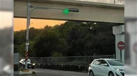 ▲新竹出現特殊的「投影式紅綠燈」。（圖／翻攝自Andy老爹臉書）