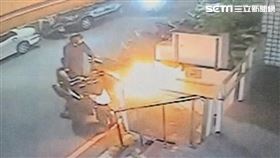 北市蔡男為了改運焚燒個人衣物，卻不慎燒毀郵局升降機。（圖／翻攝畫面）