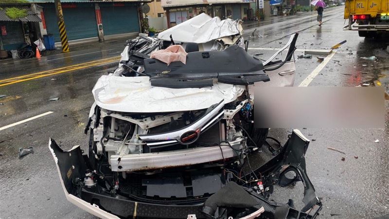 路滑煞不住！轎車猛撞大貨車駕駛不治
