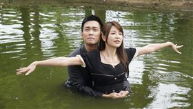 許仁杰和謝京穎在池中拍戲。（圖／民視提供）