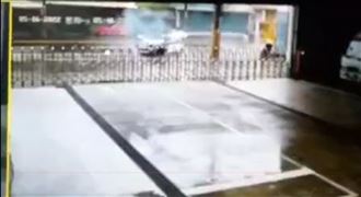 轎車高速撞貨車　車頂3秒削平影像曝