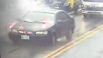 等紅燈愛車突竄火　駕駛倉皇逃命