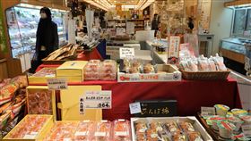 謝長廷挺台進口無污染的日本食品駐日代表謝長廷8日表示，世界僅剩下台灣和中國禁止進口福島等日本食品，禁止福島等食品進口是意識形態作祟，很不合理。圖為日本賣場內的食品。中央社記者楊明珠東京攝  111年2月8日