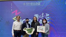 ▲雙方手持信物合影（圖／台南新芽協會提供）