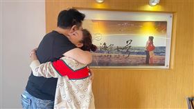 楊繡惠在臉書曬出與白雲的沙灘照 臉書