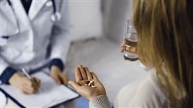 確診就能用口服抗病毒藥？ 該擔心交互作用嗎？ 醫揭開藥卡關真相