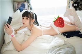 本本曬出火辣躺床照。（圖／翻攝自本本IG）