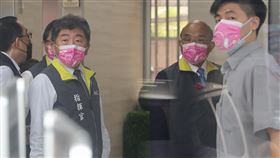 蘇貞昌陳時中出席擴大防疫會議國內COVID-19疫情延燒，行政院長蘇貞昌（右2）、衛福部長陳時中（前左）等人14日上午出席「嚴重特殊傳染性肺炎中央流行疫情指揮中心」擴大防疫會議。中央社記者謝佳璋攝  111年5月14日