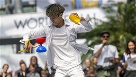 世界紙飛機大賽  馬成發代表台灣奪花式項目亞軍2022 Red Bull Paper Wings世界紙飛機大賽日前落幕，就讀北市大的馬成發代表台灣參加花式項目，將扯鈴結合紙飛機，以42分拿下亞軍。（Red Bull提供）中央社記者黃巧雯傳真  111年5月16日