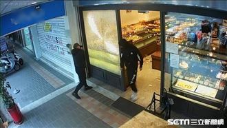 麵包店2度遇襲！　雙煞砸店畫面曝光