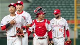 味全龍驚滔駭浪中以8：7擊敗中信兄弟。（圖／味全龍提供）