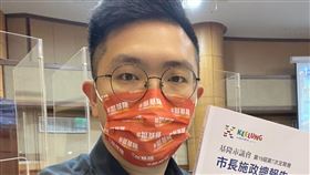 基隆市議員張顥瀚採檢確診民主進步黨籍基隆市議員張顥瀚（圖）16日凌晨突然畏寒、頭痛和發燒，經快篩和PCR核酸檢測都呈現陽性，確診COVID-19（2019冠狀病毒疾病），服務處17日和18日不開放民眾進入。（張顥瀚提供）中央社記者王朝鈺傳真  111年5月16日