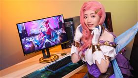 實況主「夜雨」幻化為燦眸歌姬瑟菈紛，試玩體驗AG275QXL。（圖／品牌提供）
