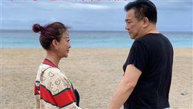 楊繡惠在臉書曬出與白雲的沙灘照 臉書