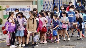 BNT兒童疫苗抵台延宕（2）疾管署副署長莊人祥11日指出，原10日會出貨的BNT兒童疫苗，因資訊系統有問題改期，預計15日從德國起飛、16日清晨送抵台灣。圖為11日中午高雄市鳳山區一所國小學童準備下課。中央社記者董俊志攝  111年5月11日