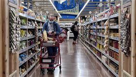 美國4月消費物價年增8.3%  通膨現降溫跡象美國勞工部11日公布，4月消費者物價指數年增8.3%，為8個月來首見漲幅縮小，但通貨膨脹壓力仍重。圖為紐約民眾在曼哈頓一間超市選購商品。中央社記者尹俊傑紐約攝  111年5月11日