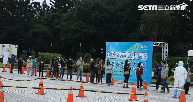 中正紀念堂「車來速」開跑步行採檢區也有人潮。（記者邱榮吉/攝影）