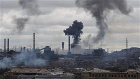 受困於馬力波亞塑鋼鐵廠的烏克蘭受傷士兵。目前已經有260人陸續撤離。（圖／翻攝自Free Ukraine推特）