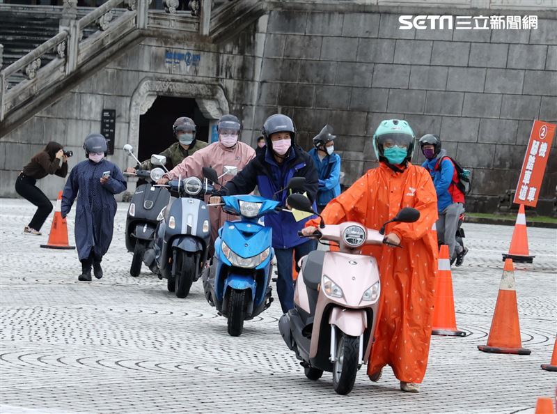 中正紀念堂「車來速」開跑機車道已有機車在排隊等待。（記者邱榮吉/攝影）