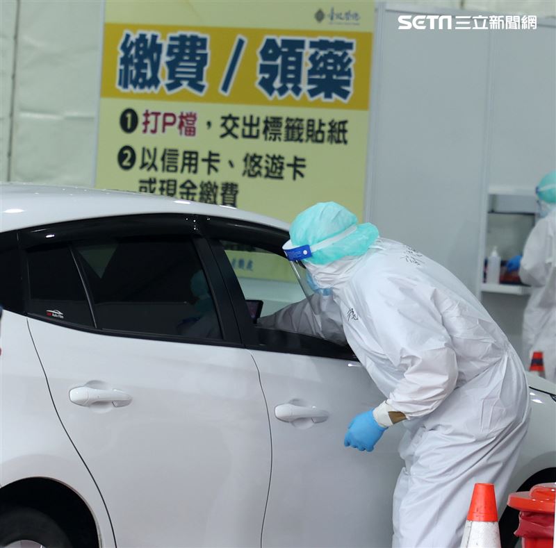 中正紀念堂「車來速」開跑醫護人員一一為車上乘客做PCR。（記者邱榮吉/攝影）