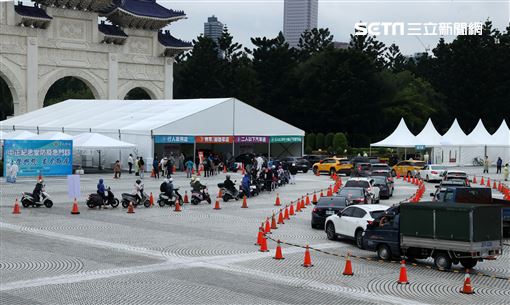 中正紀念堂「車來速」開跑首日步行、汽車道、機車道全滿。（記者邱榮吉/攝影）