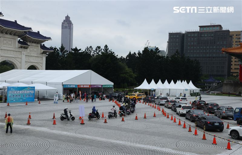 中正紀念堂「車來速」開跑首日步行、汽車道、機車道全滿。（記者邱榮吉/攝影）