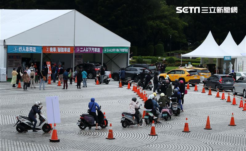 中正紀念堂「車來速」開跑機車道已有機車在排隊等待。（記者邱榮吉/攝影）